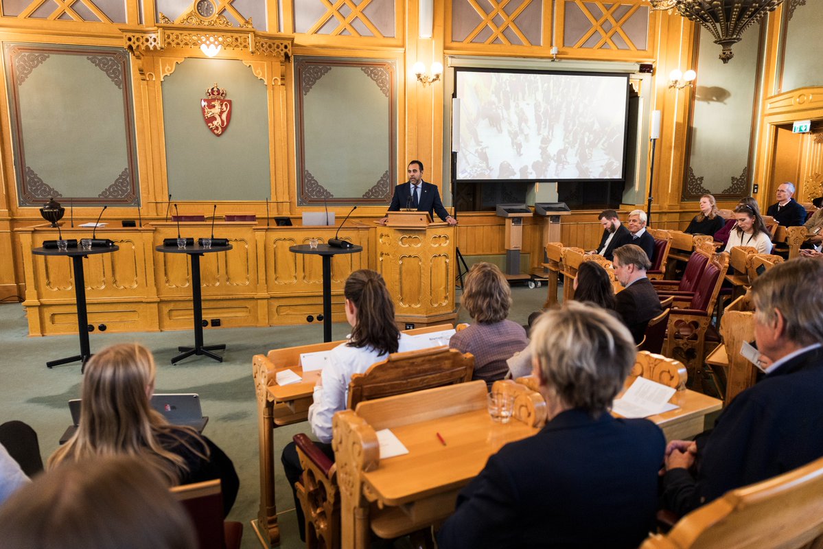 Stortinget's tweet image. – Vi har ulike roller, men samarbeidet med presselosjen er viktig, ikke minst på grunn av dagens sikkerhetspolitiske situasjon, sa stortingspresident Masud Gharahkhani da han innledet på årets seminar for pressen på Stortinget.