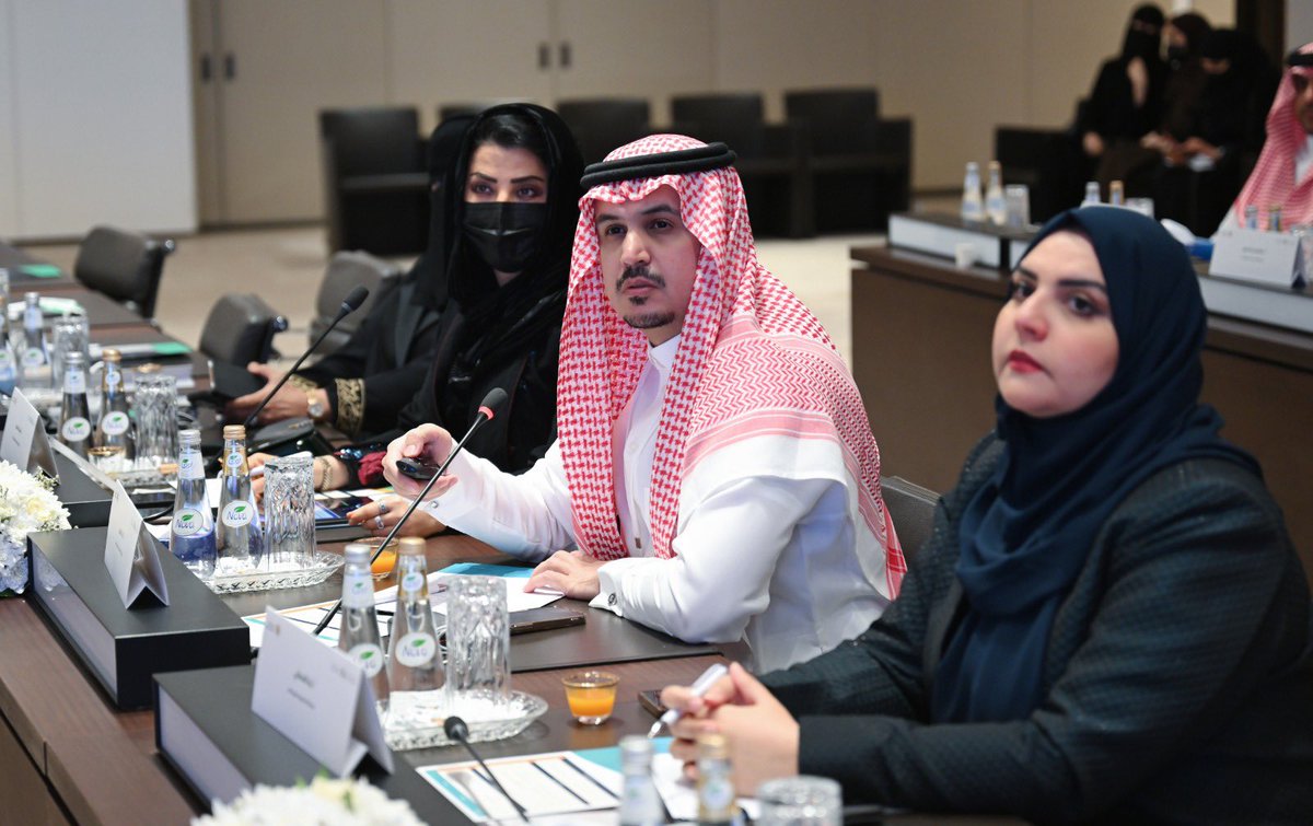 عقدت وزارة الموارد البشرية والتنمية الاجتماعية، بالتعاون مع مركز الملك عبد العزيز للتواصل الحضاري، خامس ورش العمل التحضيرية لمنتدى الحوار الاجتماعي الخامس عشر لعام 2025م، بعنوان: “رؤية مشتركة من أجل مستقبل عمل”، وذلك بحضور سعادة وكيل الوزارة لسياسات سوق العمل أ. مهند العيسى،