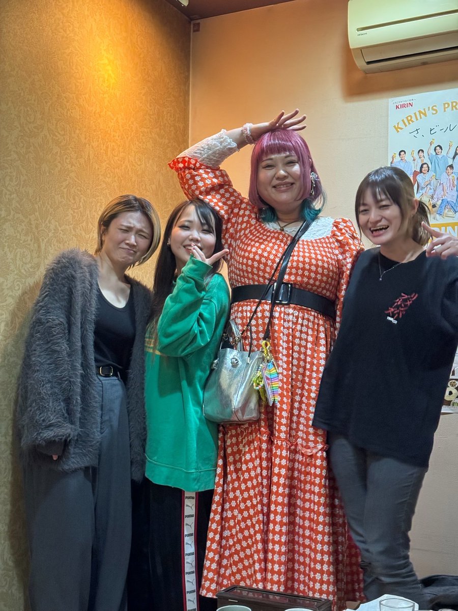 三条ロケットピンクありがとうございました‼️

やっぱライブは最高ですね

猛者たちの中トッパーやらせて貰いました

先輩たちみんなカッコよすぎた

ヒダさんまゆこさんエリーさんに
三条で会えて嬉しかった

素敵な再会が何回もあるのはやっててよかったと思うことの一つです

皆様また🥂