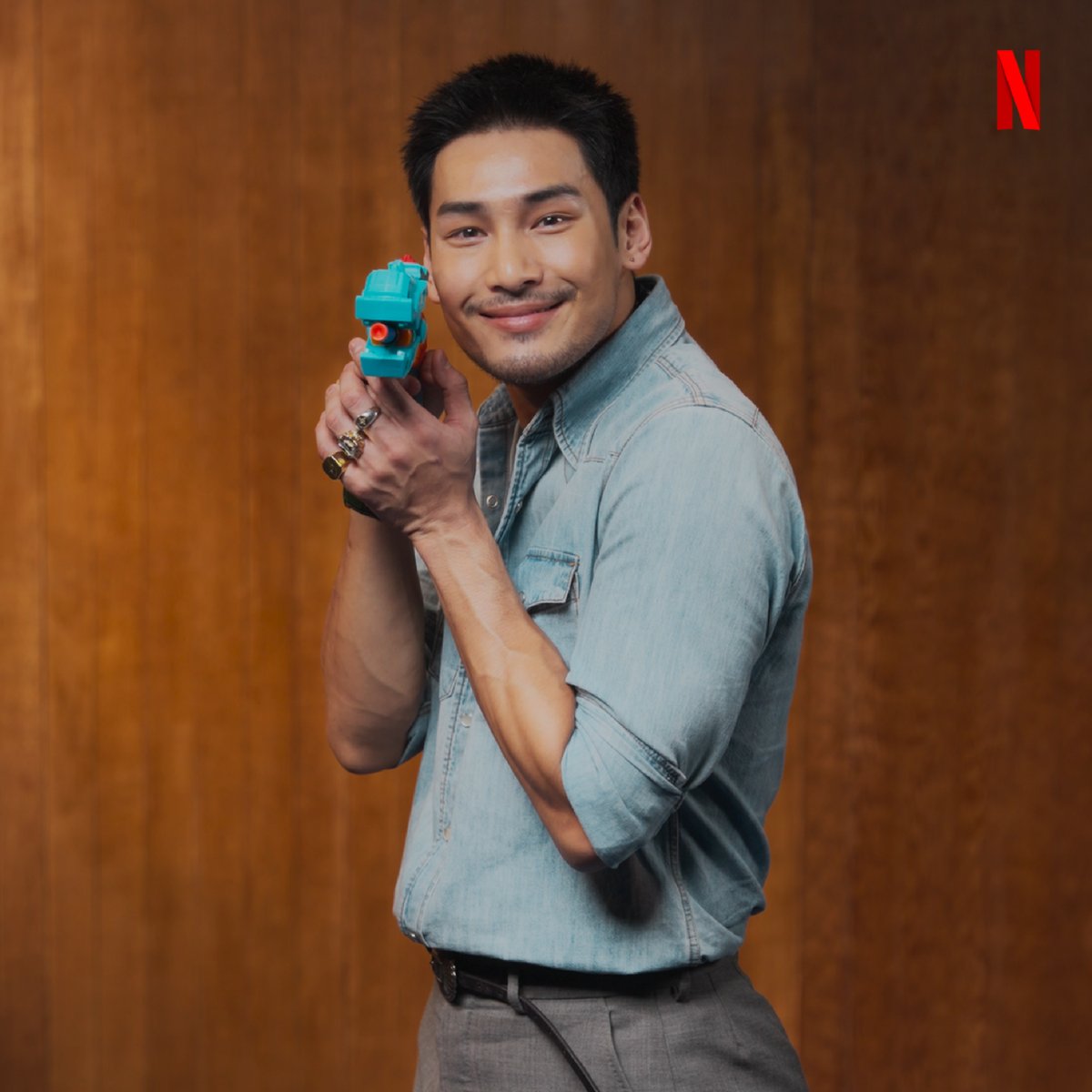 netflixth's tweet photo. ลุคตี๋ใหญ่ แต่อินเนอร์ตี๋น้อย https://t.co/1sMfwSCfgj
