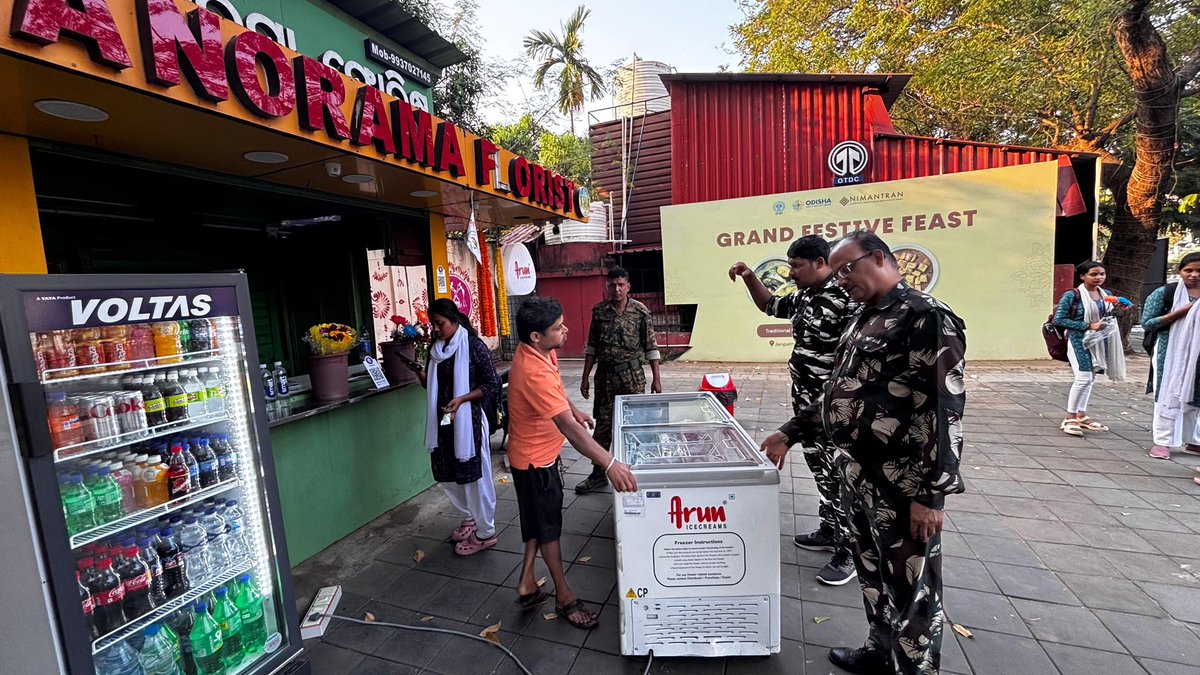 BSCL_BBSR's tweet image. Enforcement and sanitation inspections are being carried out on Janpath. Shopkeepers are instructed to avoid encroachment and maintain clean surroundings to ensure safe and hygienic public spaces.

#UrbanDiscipline #Sanitation #Janpath