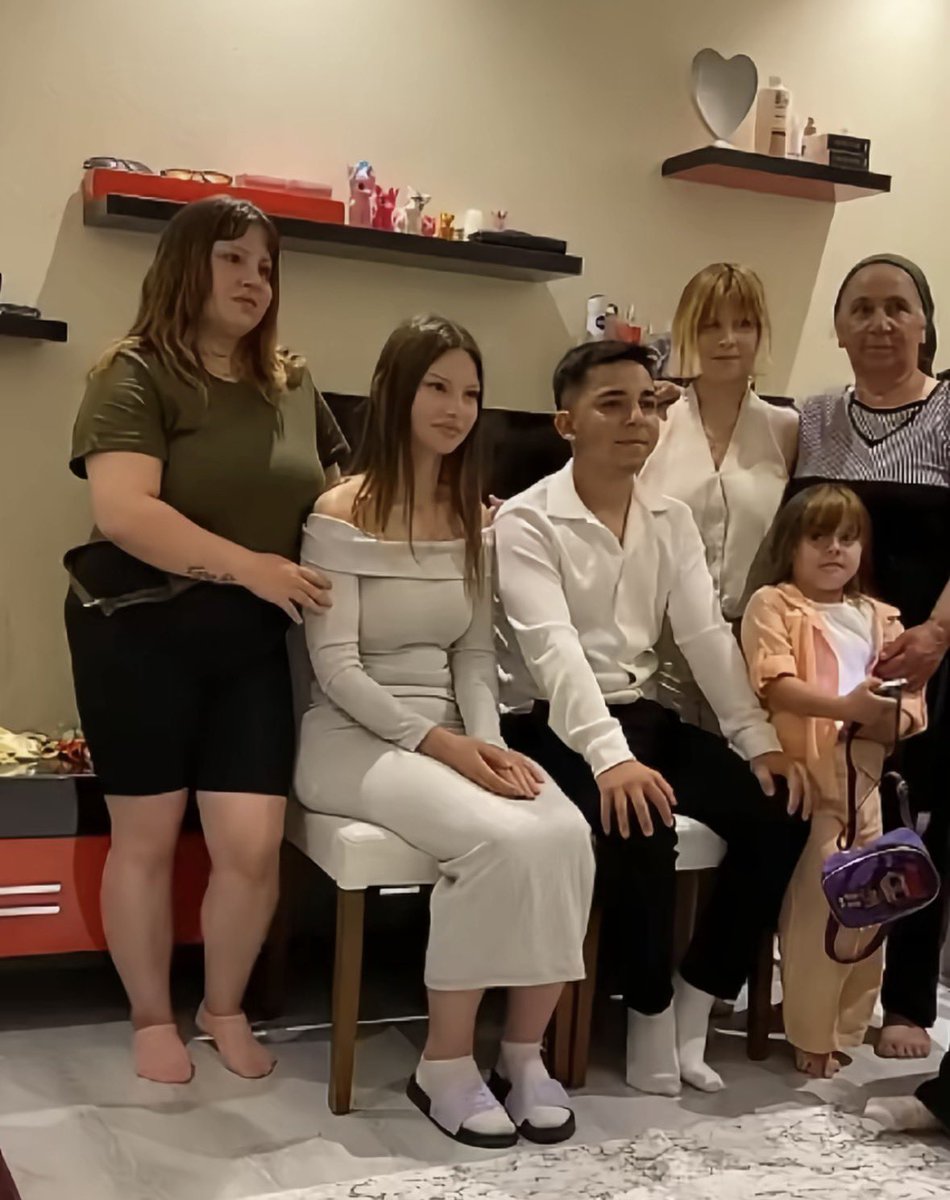 susamkya's tweet image. az önce canlı yayınını izledim bunlar ayrılmışlar aq erenin babası özgeye falan vurmuş