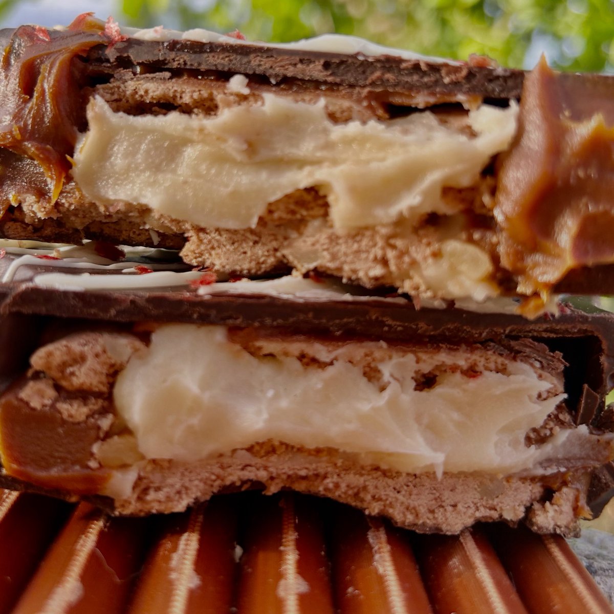 Masa de nuez, cacao y especias 
+
El dulce de leche repostero más rico 
+
La estrella: ganache de chocolate blanco
=
El alfajor sin forma de alfajor ideal para estas fiestas