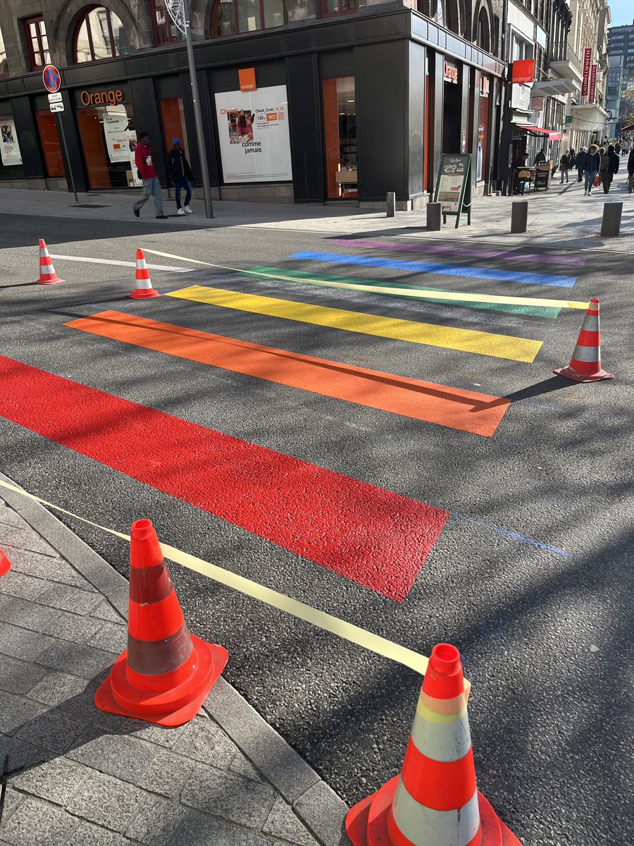 🌈 Le symbole de solidarité et de bienveillance est de nouveau place de Jaude.

🤝 Unis dans notre diversité. Clermont-Fd restera une ville accueillante respectueuse de tous.

Nous l’avions enlever pour les traveaux. La traversée piétonne aux couleurs #LGBT est de retour.