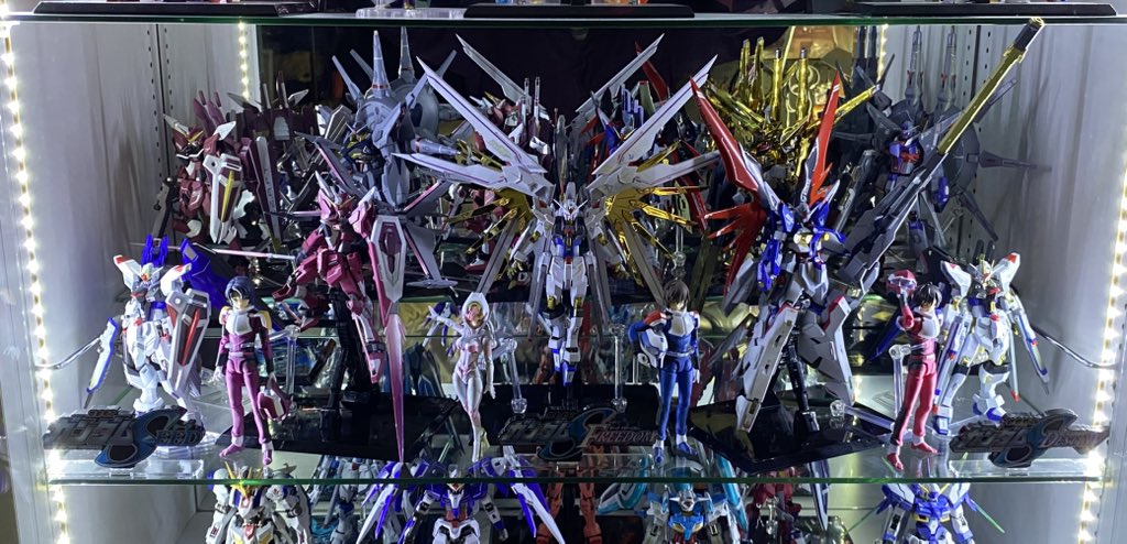 hidegonP's tweet image. ストフリ発売から7年半、レジェンド到着でようやくSEED棚最後のピースが埋まった。これにて私のMETAL ROBOT魂SEED、DESTINY、FREEDOMは(おそらく)完結です‼︎長い旅でした‼︎
なお反射避けて良い写真は撮れない
#ROBOT魂