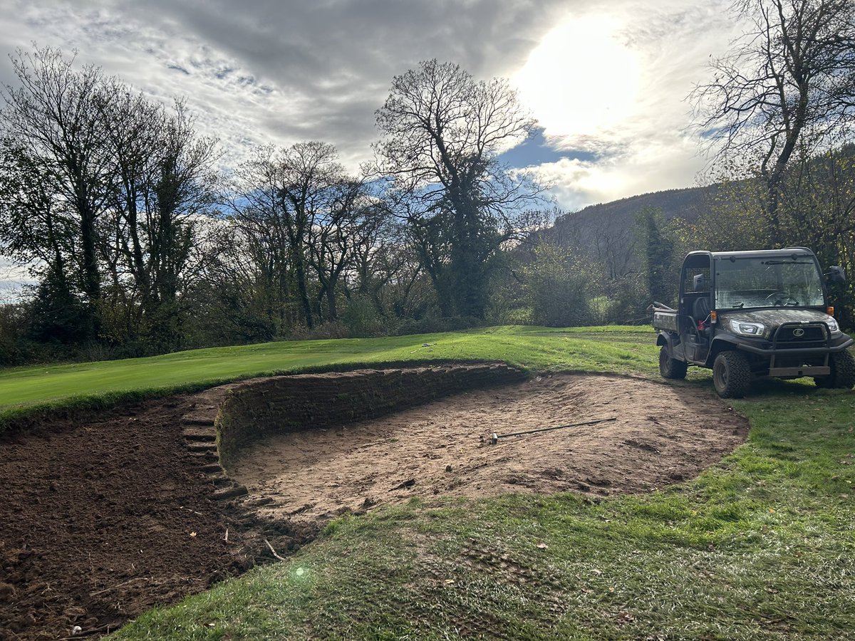 MarkSim93794378's tweet image. Greens switched, brushed, blown &amp;amp; holes trimmed plus more progress bunker building on our 10th hole

#bunkerbuilding #alwaysimproving @MonmouthshireGC