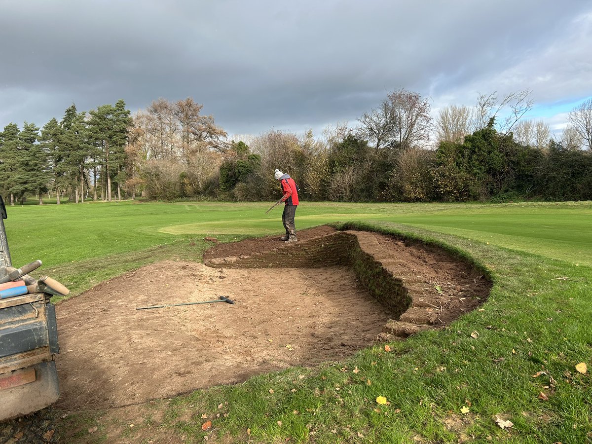 MarkSim93794378's tweet image. Greens switched, brushed, blown &amp;amp; holes trimmed plus more progress bunker building on our 10th hole

#bunkerbuilding #alwaysimproving @MonmouthshireGC