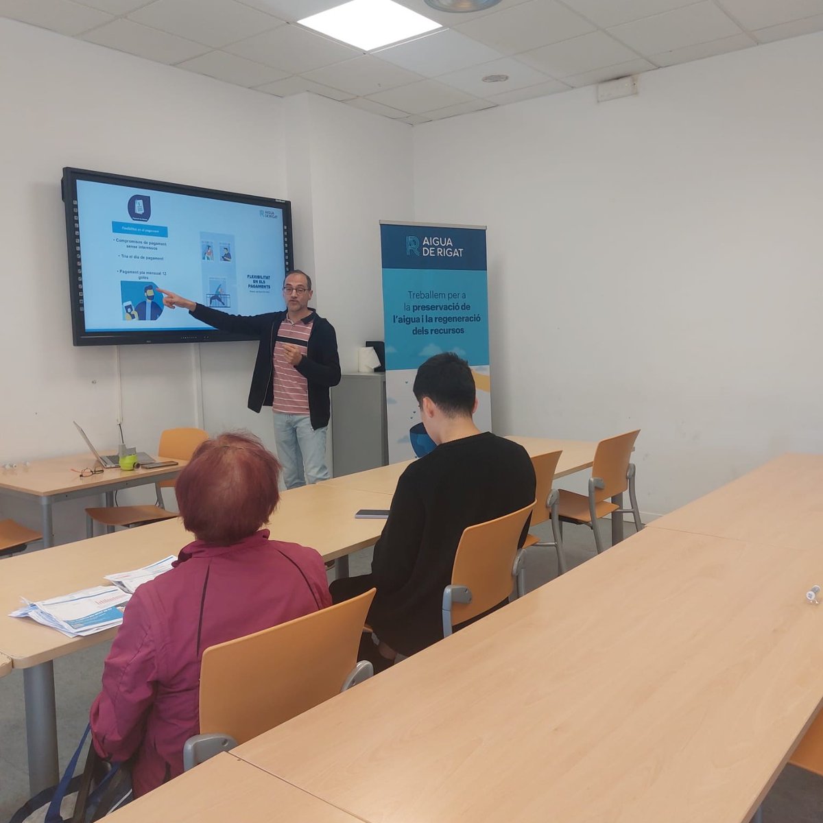 🤝💧 Aquest matí hem fet una sessió formativa sobre la factura de l’aigua, tarifes, ajudes i bonificacions, en el marc dels tallers d’assessorament energètic per a famílies en situació de vulnerabilitat organitzats pel departament d’Acció Social de l’<a href="/ajigualada/">Ajuntament Igualada</a> a #Igualada.