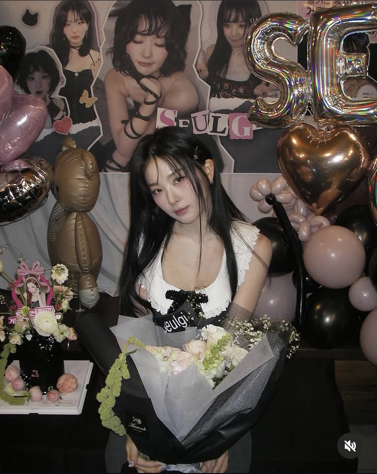 markvenclaw's tweet image. oiad went extra for seulgi love that