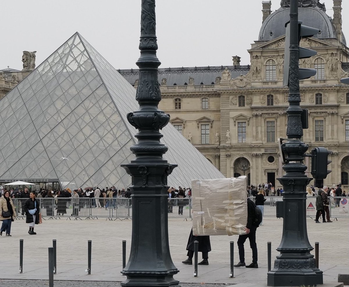 elaine_pasquini's tweet photo. At the #Louvre today, could this be a stolen masterpiece being moved  through the Cour Napoléon? This might actually be #AnInsideJob!    Photo: Phil Pasquini ⁦@danielsilvabook⁩ ⁦@jamiegangel⁩ https://t.co/REBjSqZmwZ
