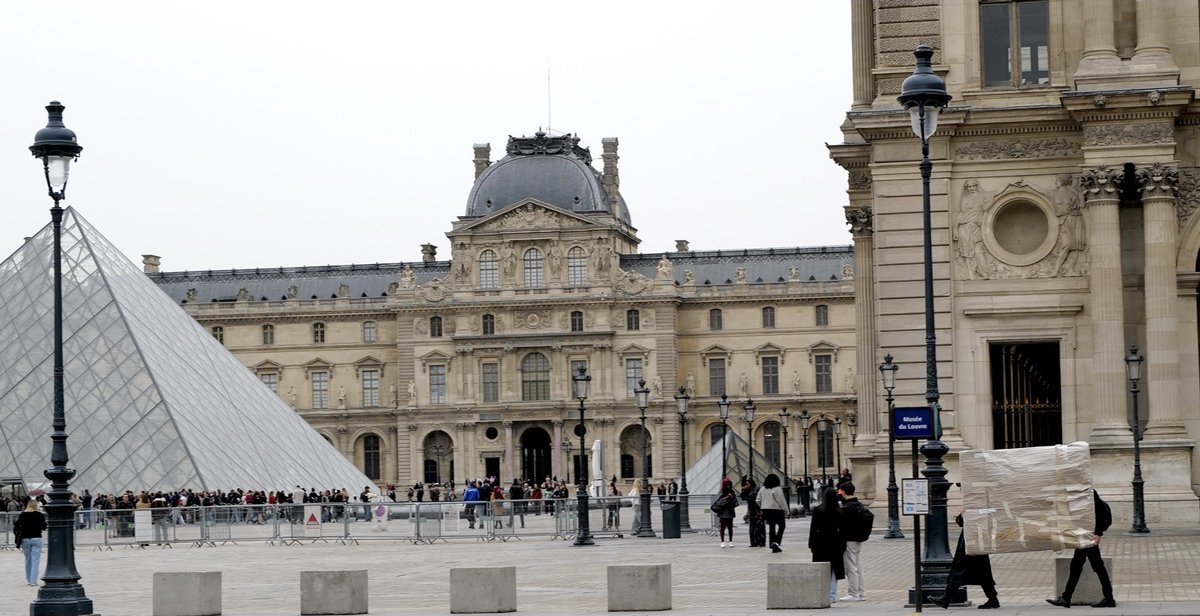 elaine_pasquini's tweet photo. At the #Louvre today, could this be a stolen masterpiece being moved  through the Cour Napoléon? This might actually be #AnInsideJob!    Photo: Phil Pasquini ⁦@danielsilvabook⁩ ⁦@jamiegangel⁩ https://t.co/REBjSqZmwZ