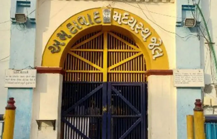 NewsAlgebraIND's tweet image. BIG BREAKING 🚨 Terrorist Dr. Ahmed Mohiyuddin Saiyed has been brutally beaten by fellow jail inmates inside Sabarmati Jail.

Dr Ahmed was arrested for plotting to poison several people.

Now, he has been shifted to Ahmedabad Civil Hospital.

Doctors are saying he has sustained…