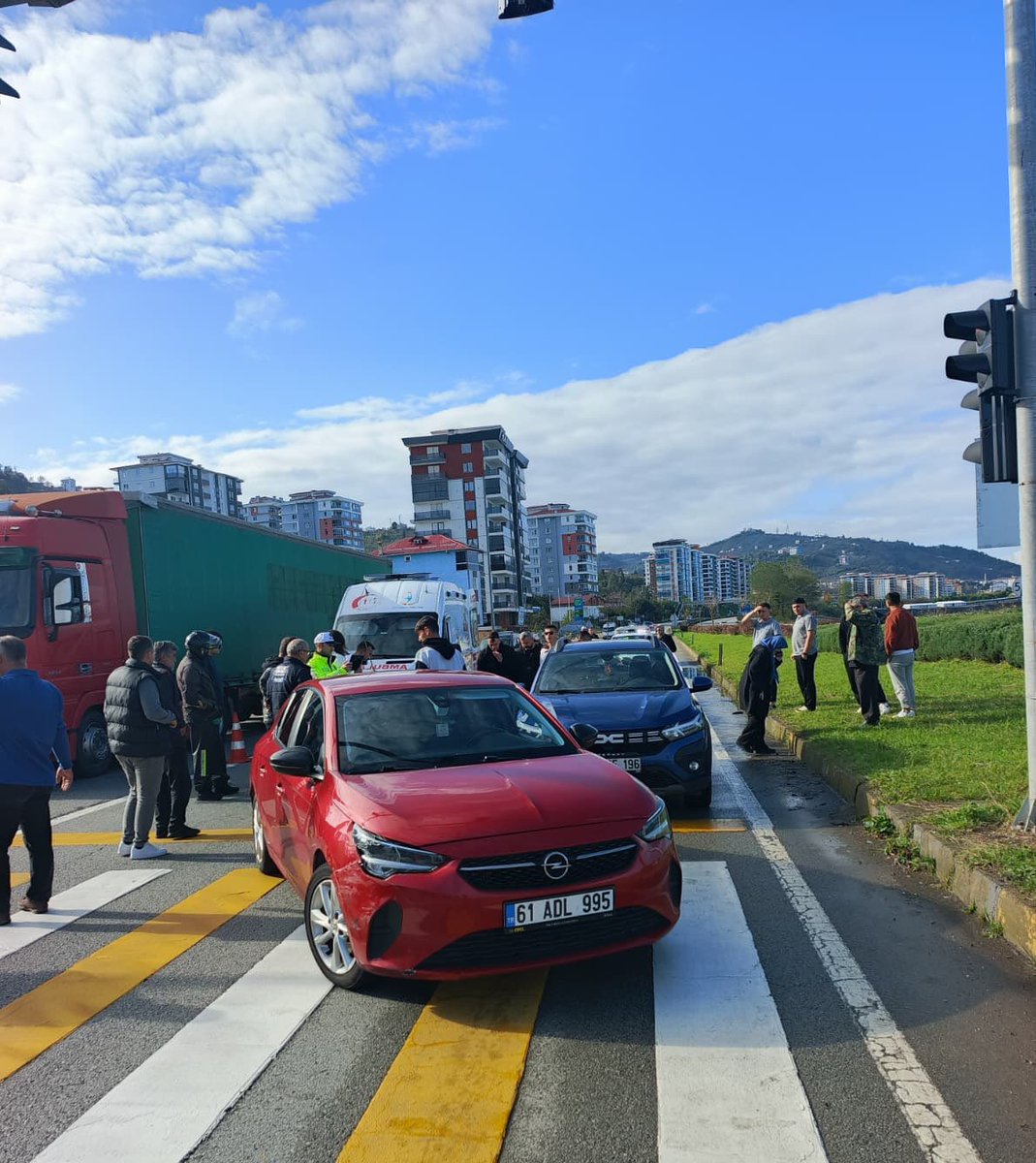 Giresun'da trafikteki kaza sonrası çıkan kavgada İlhan İhtiyaroğlu tarafından dövülerek öldürülen emekli sınıf öğretmeni 68 yaşındaki Abdullah Coşkun, son yolculuğuna uğurlandı...
