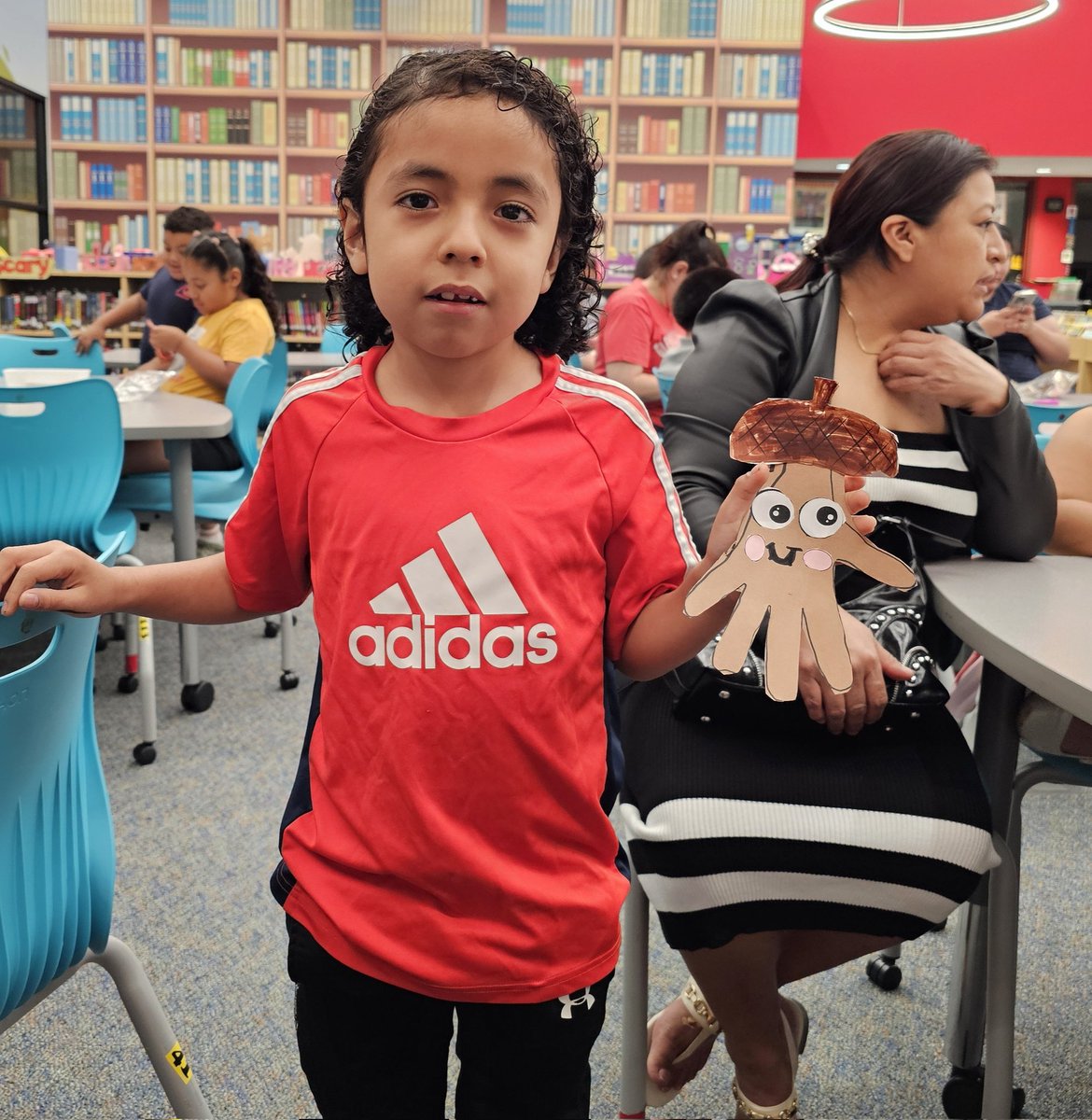 SneedESLibrary's tweet image. Our handprint acorns turned out cute last night during PK-1st grade Storytime &amp;amp; Craft Hour! 🌰
#Readers4Life #SneedReads #SneedAdventures 
@Aliefsneed @Alief_Libraries