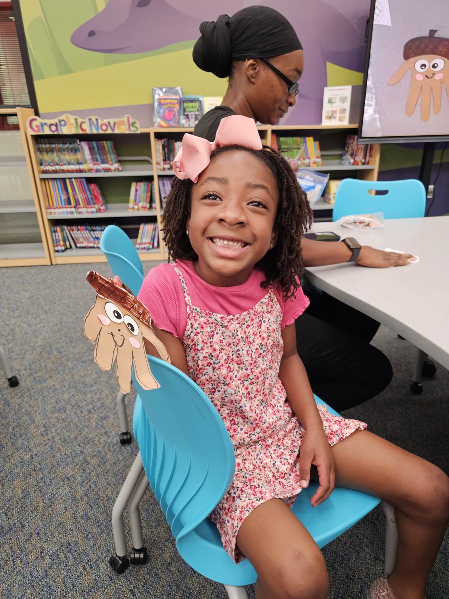 SneedESLibrary's tweet image. Our handprint acorns turned out cute last night during PK-1st grade Storytime &amp;amp; Craft Hour! 🌰
#Readers4Life #SneedReads #SneedAdventures 
@Aliefsneed @Alief_Libraries