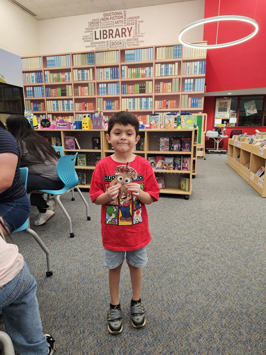 SneedESLibrary's tweet image. Our handprint acorns turned out cute last night during PK-1st grade Storytime &amp;amp; Craft Hour! 🌰
#Readers4Life #SneedReads #SneedAdventures 
@Aliefsneed @Alief_Libraries