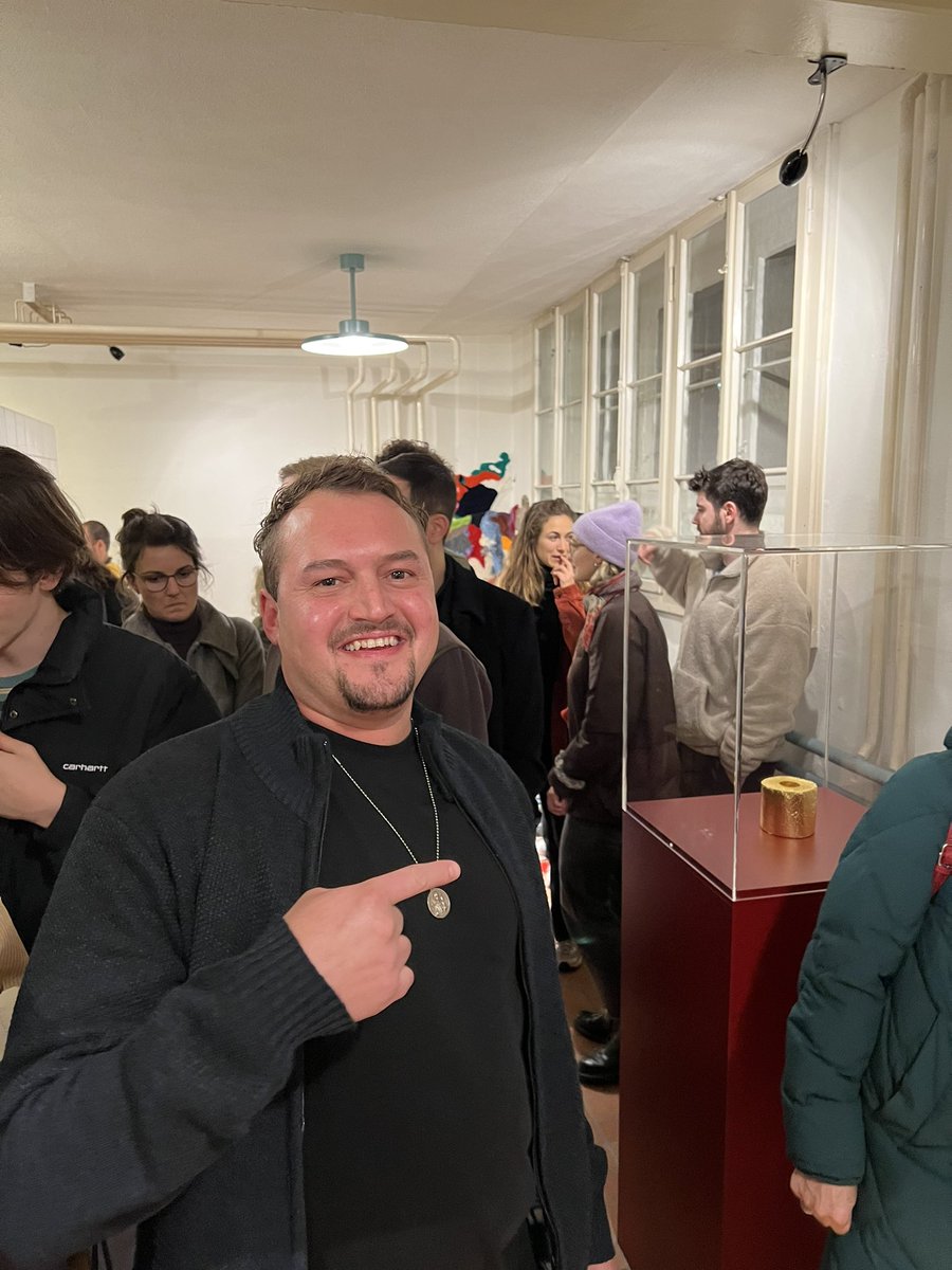 MarcBundi's tweet photo. Parallel zum WEF im Jahr 2022 habe ich eine goldene WC-Rolle 🧻 im Rathaus von Davos präsentiert. Seit einigen Wochen zeige ich diese WC-Rolle aus 24 Karat Blattgold im Waschraum in Zürich. Am 23.11.2025 endet diese Ausstellung: https://t.co/QSgjKIoztz

#wef #worldeconomicforum https://t.co/u7kuDHQb4h