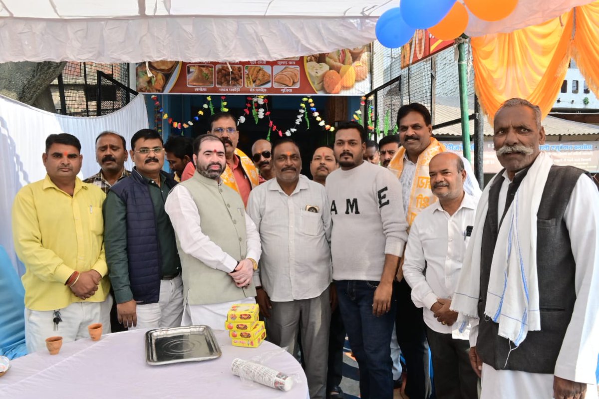 नगर पंचायत रामसनेहीघाट निवासी श्री प्रेम शंकर गुप्ता जी द्वारा स्थापित नवीन प्रतिष्ठान श्री बालाजी स्वीट्स &amp; जलपान गृह, भिटरिया का पूर्व जिलाध्यक्ष श्री अवधेश श्रीवास्तव जी के साथ संयुक्त रूप से फीता काटकर शुभारम्भ किया।
श्री प्रेम शंकर गुप्ता जी को हार्दिक बधाई एवं उनके नवीन