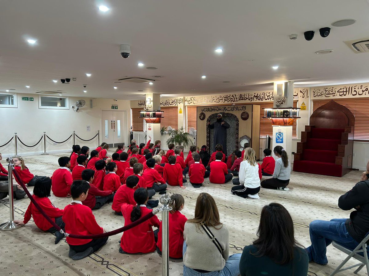 CCJacademy's tweet image. Our 6C and 6F students had a fantastic and informative visit to the Islamic Centre today! They were fully engaged learning about the Five Pillars of Islam and respectfully explored the beautiful prayer room. A great day of cultural understanding 📚🌍@LEOacademies #WeAreLeo 🦁🧡