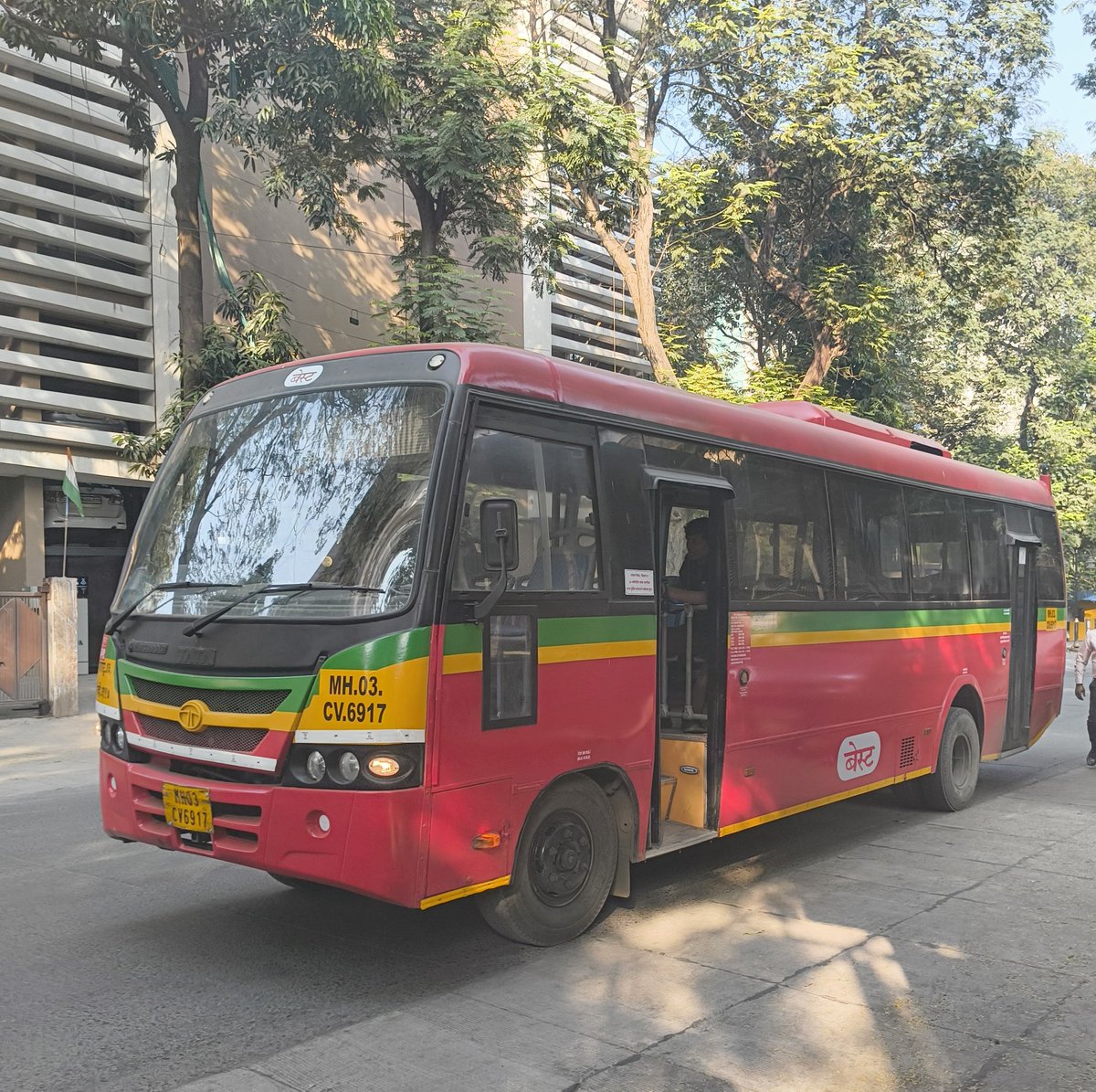 vnaik23's tweet image. Refurbished Tata Marcopolo AC Midi CNG spotted rolling out of Mulund Depot looks brand new, almost factory fresh. Olectra K7D desperately needs this level of refurbishment too, considering those buses are even older. Hope the operator keeps this one in great shape.
7331/Mu/SAA