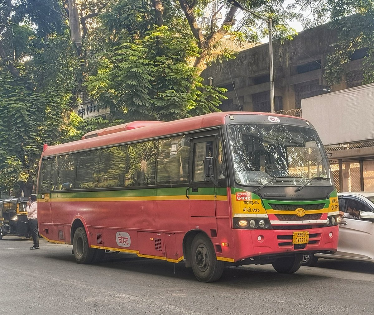vnaik23's tweet image. Refurbished Tata Marcopolo AC Midi CNG spotted rolling out of Mulund Depot looks brand new, almost factory fresh. Olectra K7D desperately needs this level of refurbishment too, considering those buses are even older. Hope the operator keeps this one in great shape.
7331/Mu/SAA