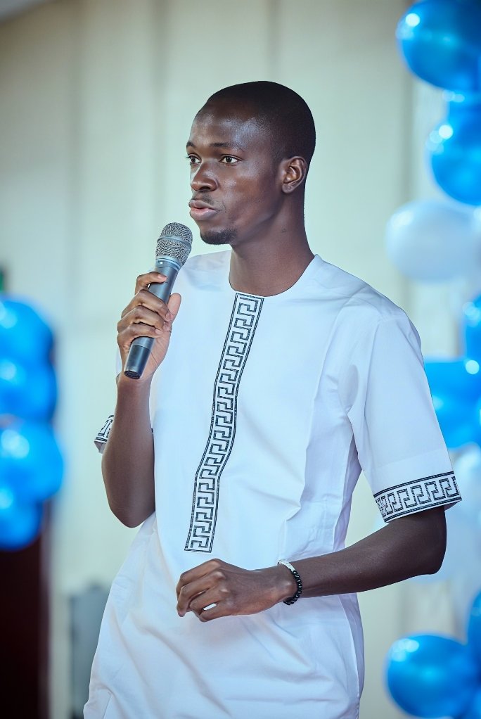 Oumar_ComDigit's tweet photo. 𝗡𝗼𝘁𝗿𝗲 𝗶𝗺𝗮𝗴𝗲 𝗲𝘀𝘁 𝗻𝗼𝘁𝗿𝗲 𝗽𝗿𝗲𝗺𝗶𝗲𝗿 𝗯𝘂𝘀𝗶𝗻𝗲𝘀𝘀.

Avant nos diplômes, avant nos compétences… c’est elle qui parle en premier.

Au Grand Concert Éducatif – Trans-Formation Day, j’ai rappelé une vérité simple :

✅ beaucoup veulent réussir, mais très peu savent se présenter.

✅ beaucoup veulent être reconnus, mais ne travaillent pas leur perception.

Gérer son image, ce n’est pas paraître.

C’est aligner qui tu es, ce que tu fais et ce que les gens retiennent de toi.

C’est comprendre que chaque publication, chaque mot, chaque présence en ligne construit une impression… et cette impression devient ta réputation qui, à son tour, influence la confiance, les opportunités et même ta crédibilité.

C'était un plaisir d'être aux côtés des professionnels qui m'inspirent au quotidien pour partager ces instants d'inspiration avec les jeunes, dont Coach Mariam Inna, Moctar Ousmane SY, Hamma Dit Amirou Toure. Merci pour la qualité des interventions.

Toutes mes félicitations à CISSE Issiaka Oumar CIO, le capitaine du bateau et son équipe pour cette belle initiative.

Vivement les prochaines éditions.

#TransFormationDay2025
#PersonalBranding
#CommunicationDigitale