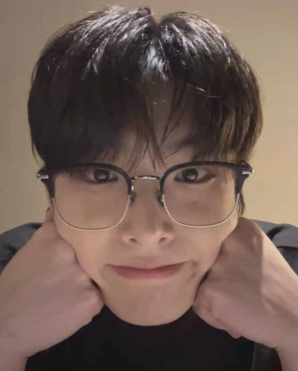 Milty809's tweet image. 같은 안경인거같은데
그………반쪽….어디있어요…..?