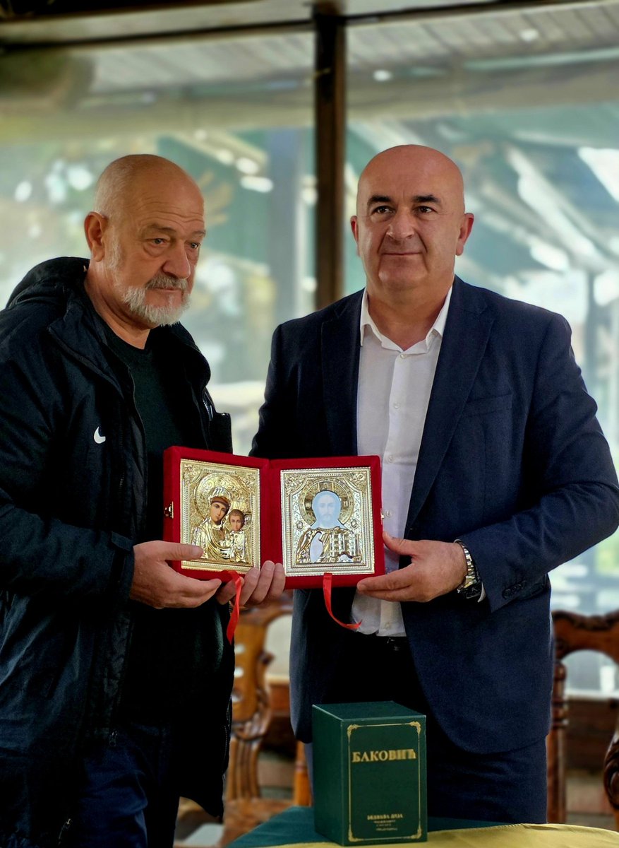 📢 Blagoje Baković, jedan od najznačajnijih stvaralaca srpske književnosti, ugostio je ministra Vladimira Jokovića i uručio mu svoja izabrana djela, zahvalivši na podršci razvoju sela bjelopoljske opštine. 

➡️ Ministar je potvrdio da će ulaganja u ovaj kraj biti nastavljena.