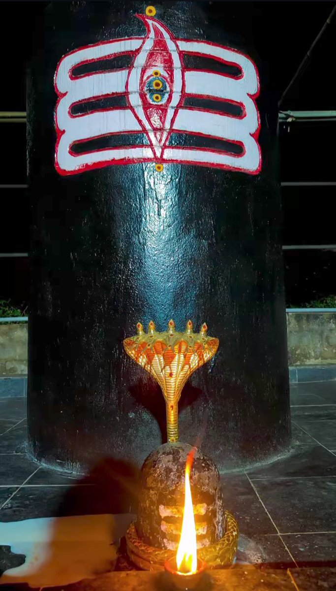 mohanvankudoth_'s tweet image. నా మనస్సును హృదయం నందు స్తిరముగా నిలిపి సర్వేద్రియాలను నిగ్రహించు కొని ఏకాగ్రతతో నిన్ను కొలుచి నీ చెంతకు చేరినందుకేమో మరి...
నేత్రములయందు ఆనంద బాష్పాలురాలు తున్నవి...
శిరము వంచి, అంజలి ఘటిస్తూ, స్వరంతో మనవి ధ్యానమనే సుధా రసము పానము  కల్పించి పాదాలు కొలుచుకు అనుగ్రహించు తండ్రి.