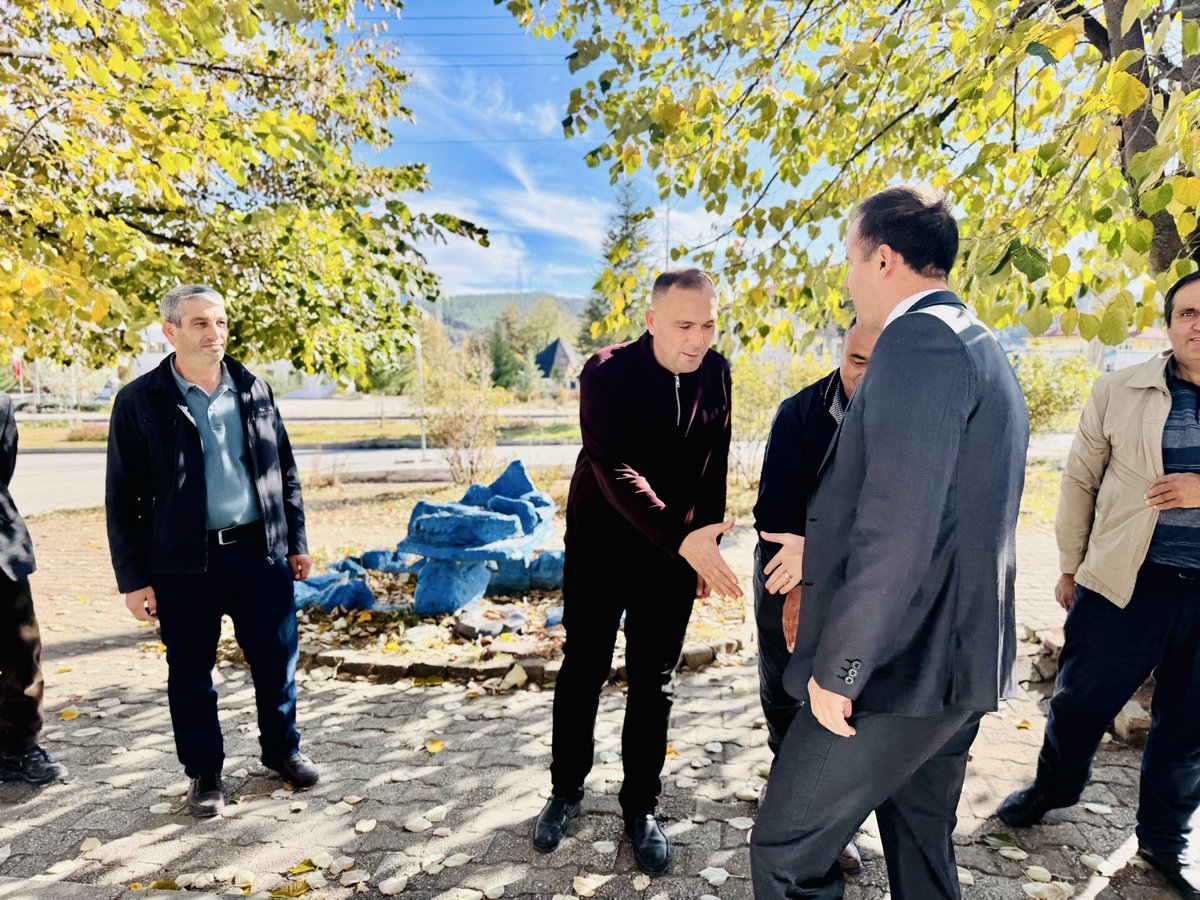 İlçe Kaymakamımız Sayın Metin EYYÜPKOCA,ilçemizde faaliyet gösteren Ağlasun Seyahat Taşımacılığı’nı ziyaret etti.İlçemize ve ilçe turizmine sundukları değerli katkılar dolayısıyla Koop. Başkanına ve üyelerine teşekkür ederek takdim edilmek üzere hazırlanan plaketlerini sundu.