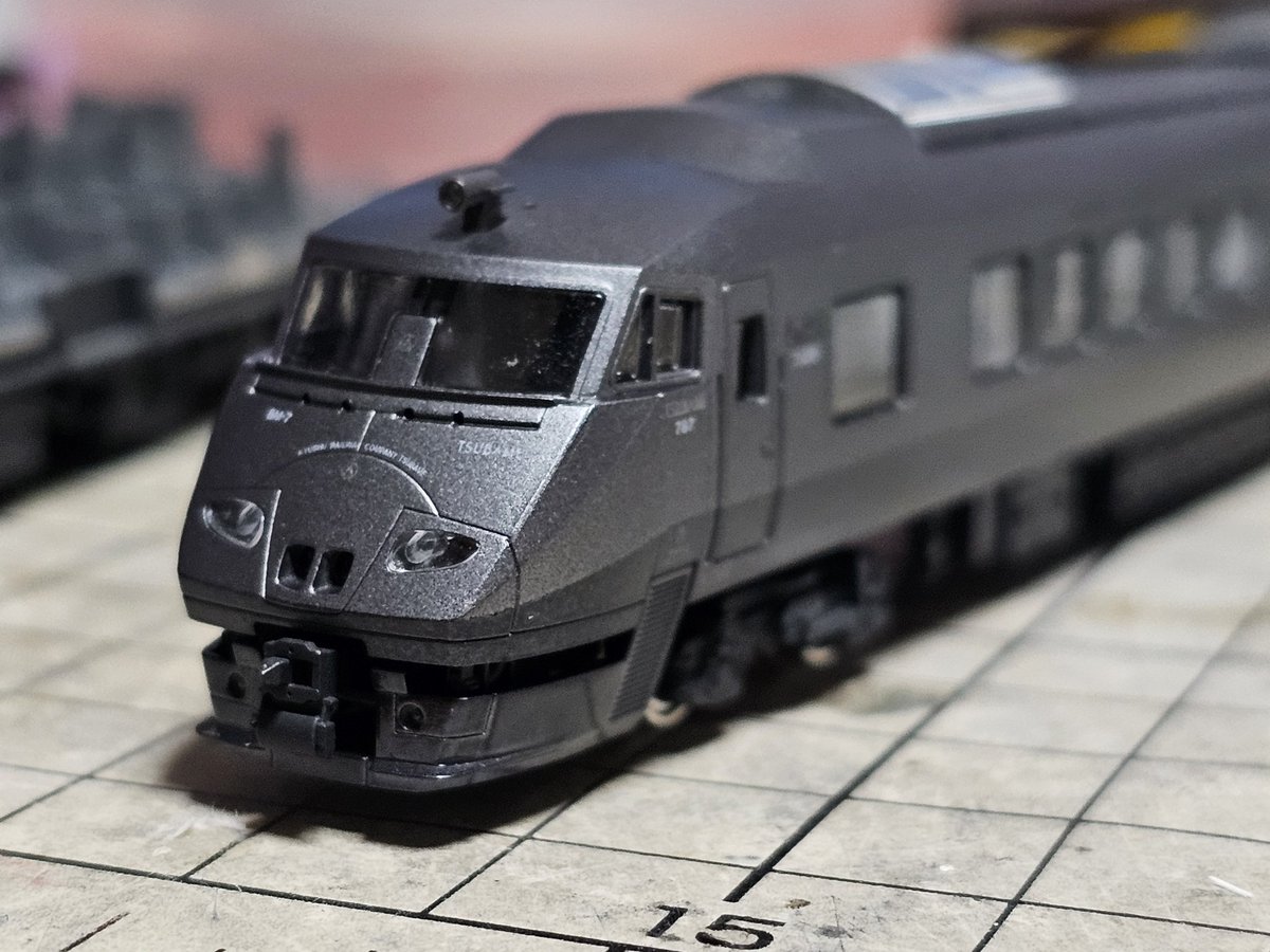 KATOの787系リレーつばめ 色味が明るすぎるのでクリアブラックを吹いて