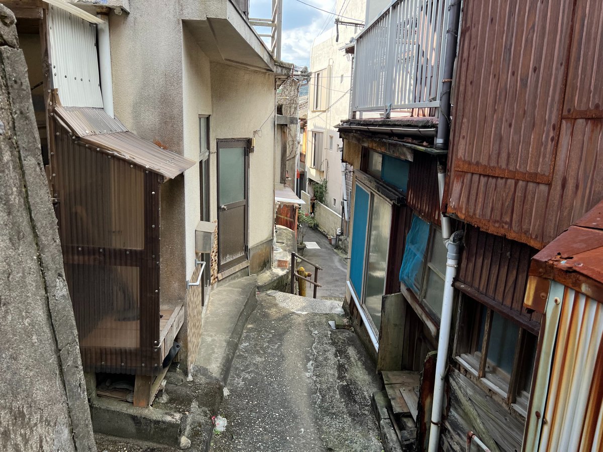 Toyoshiratake's tweet photo. 家事現場となっている大分県大分市佐賀関 田中地区。
旧来の港町あるあるの接道義務ガン無視密集住宅地。
街歩きで見て回る分にはかなり魅力的に感じるけど、改めて火事や自然災害においてリスキーだなと。 https://t.co/MgIZ8CXcKa