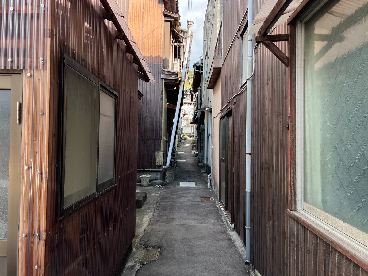 家事現場となっている大分県大分市佐賀関 田中地区。
旧来の港町あるあるの接道義務ガン無視密集住宅地。
街歩きで見て回る分にはかなり魅力的に感じるけど、改めて火事や自然災害においてリスキーだなと。