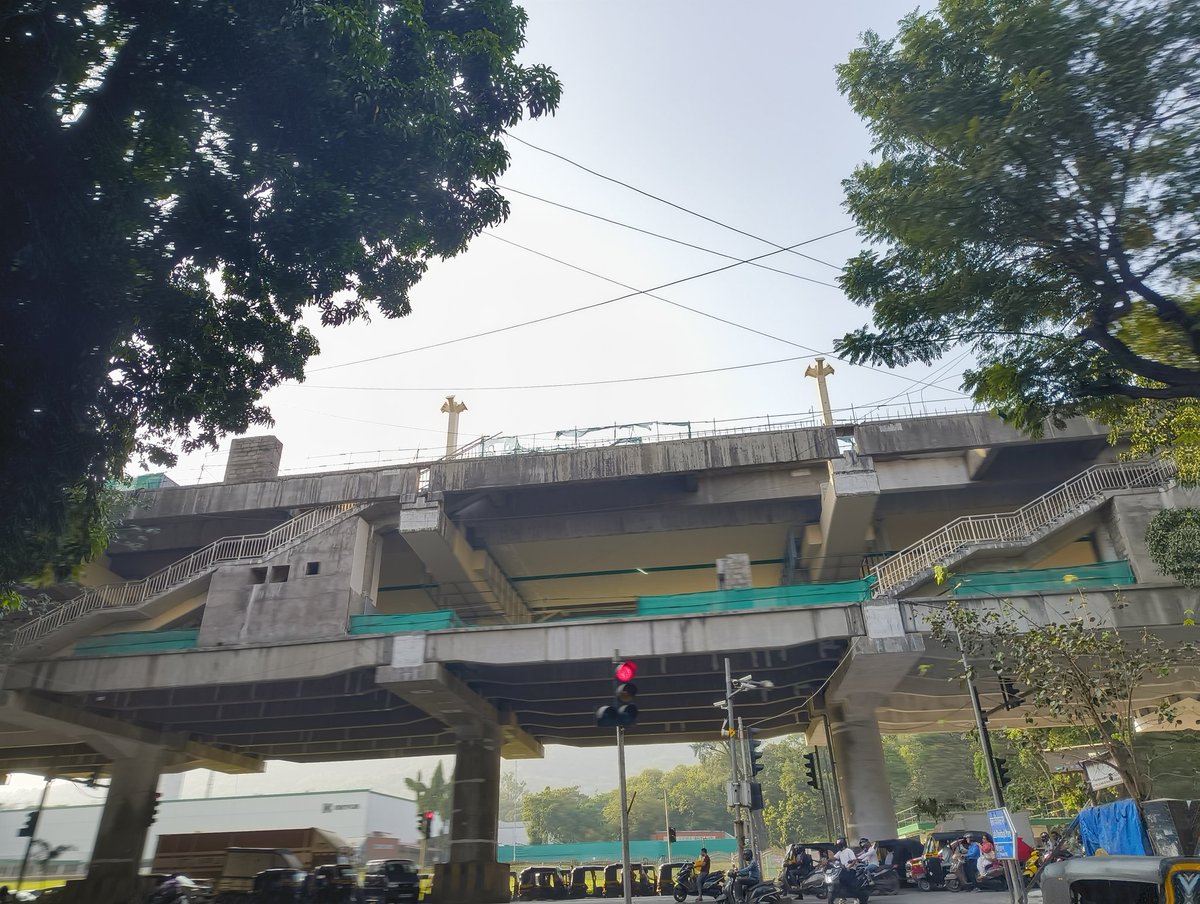 vnaik23's tweet image. Roof work has begun at the Line 4 Mulund Fire Station Metro station hopefully Phase 2 starts by the end of 2026.