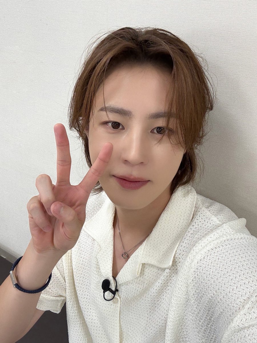 [#하성운] ⏰

잠시 후 10시! Mnet <스틸하트클럽>에 하성운이 출연합니다📺
성운이를 웃게 만드는 방법💬

1️⃣ 하늘🩵
2️⃣ 스틸하트클럽🎸

#HASUNGWOON #스틸하트클럽