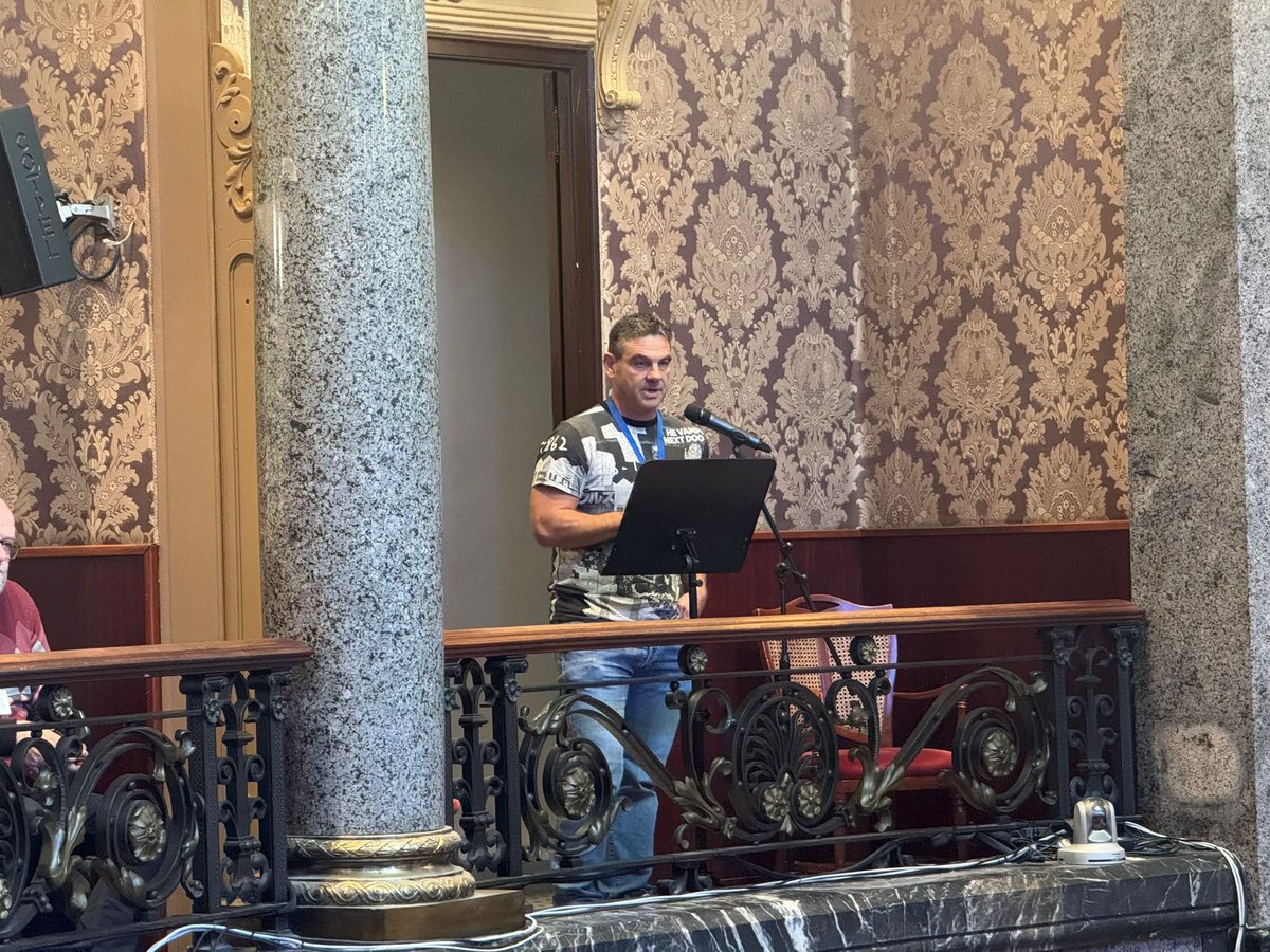 AjuntamentVLC's tweet image. Intervé al #PleValència un representant de l’Associació @webmesura que demana a l'equip de govern prendre mesures per a complir la nova directiva de qualitat de l'#aire i posar en el centre de les polítiques la problemàtica de l'estacionament. Alerta de les dades de contaminació.