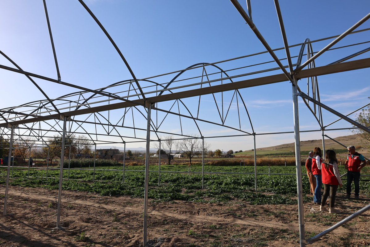 🌿 Nevşehir’de Seracılık Hızla Gelişiyor! 🌿

Nevşehir genelinde tarımsal üretimi çeşitlendirmek ve yıl boyu daha uzun süre üretim yapmak amacıyla başlatılan Seracılık Geliştirme Projesi kapsamında yeni sera alanları hızla artıyor. 🌱🏡
