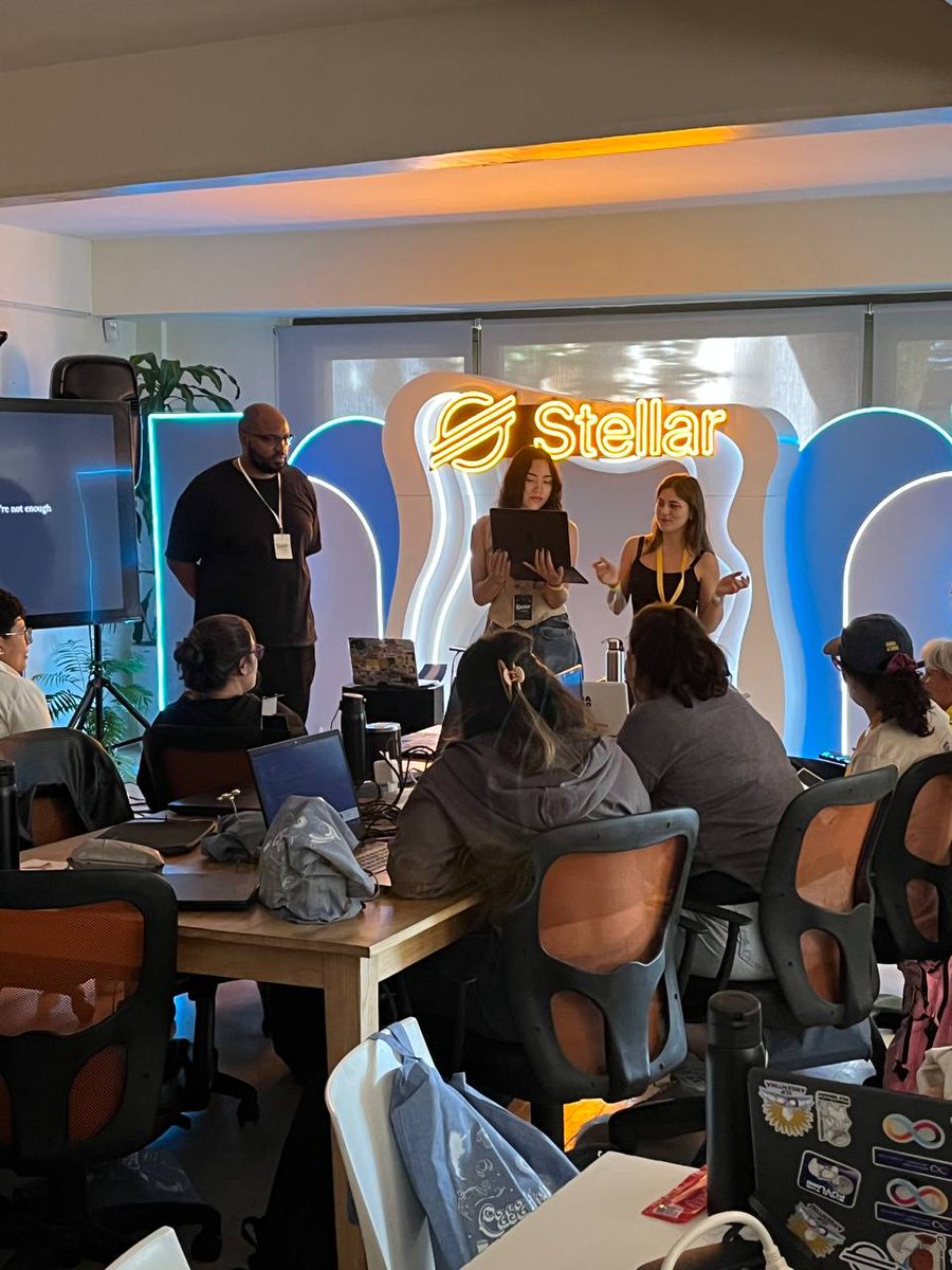 nicolesikorskii's tweet image. Ayer dimos inicio a la Stellar Week con el Stellar Lab 💫
Un bootcamp increíble con el Core Team, founders y devs del ecosistema, lleno de charlas, aprendizaje y mucha energía builder.
#StellarWeek #StellarLab #StellarHack #Blockchain  #Builders #WomenInBlockchain