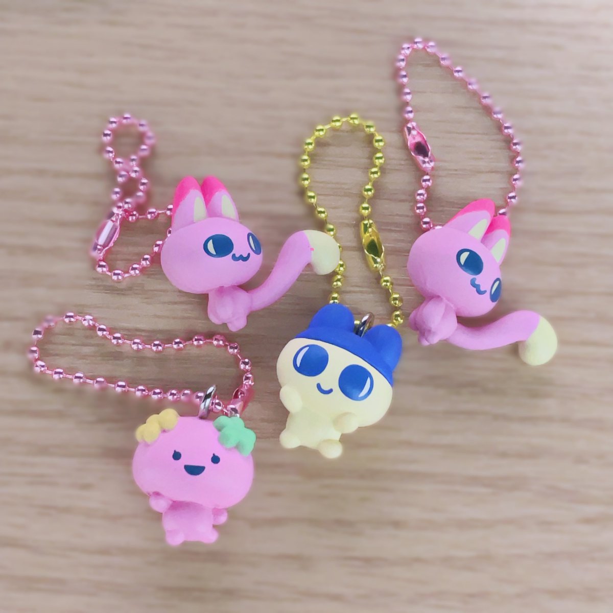 ピンク軍団に囲まれる、まめ 5個取ったつもりが4個だった🥲 あと一個