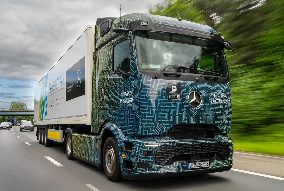 A raíz de mi hilo comparando el eActros 600 y el Actros L, surgieron dudas y preguntas sobre si el eléctrico sería una alternativa realista para las rutas habituales. 

Tras indagar un poco, aporto por aquí algunos datos de interés: #Hilo 🧵