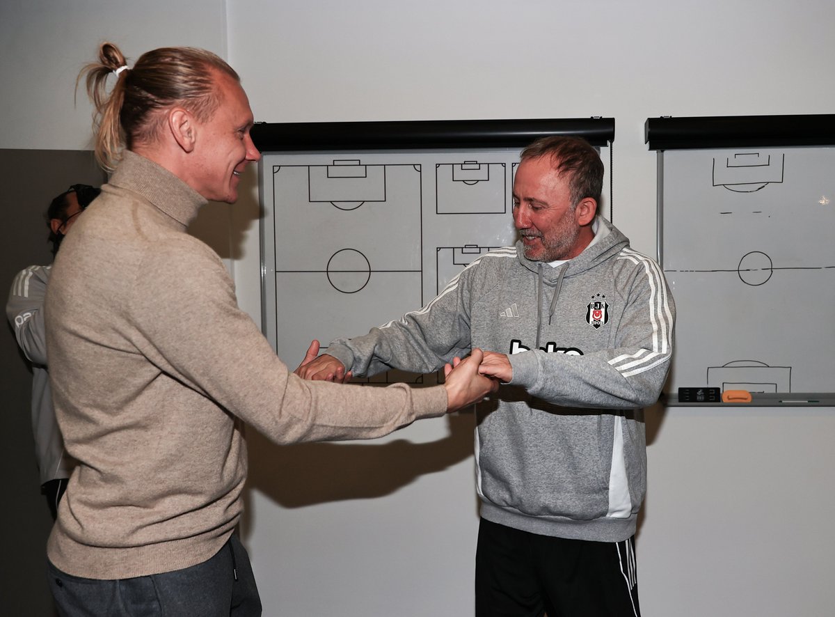 Besiktas's tweet image. Eski Futbolcumuz Domagoj Vida’dan Futbol A Takımımıza Ziyaret

🔗 bjk.com.tr/tr/haber/92917