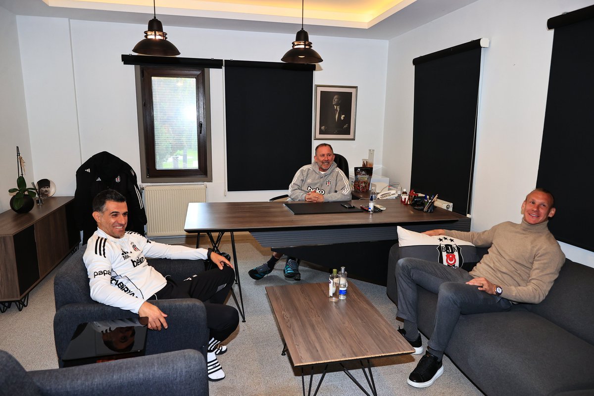 Besiktas's tweet image. Eski Futbolcumuz Domagoj Vida’dan Futbol A Takımımıza Ziyaret

🔗 bjk.com.tr/tr/haber/92917