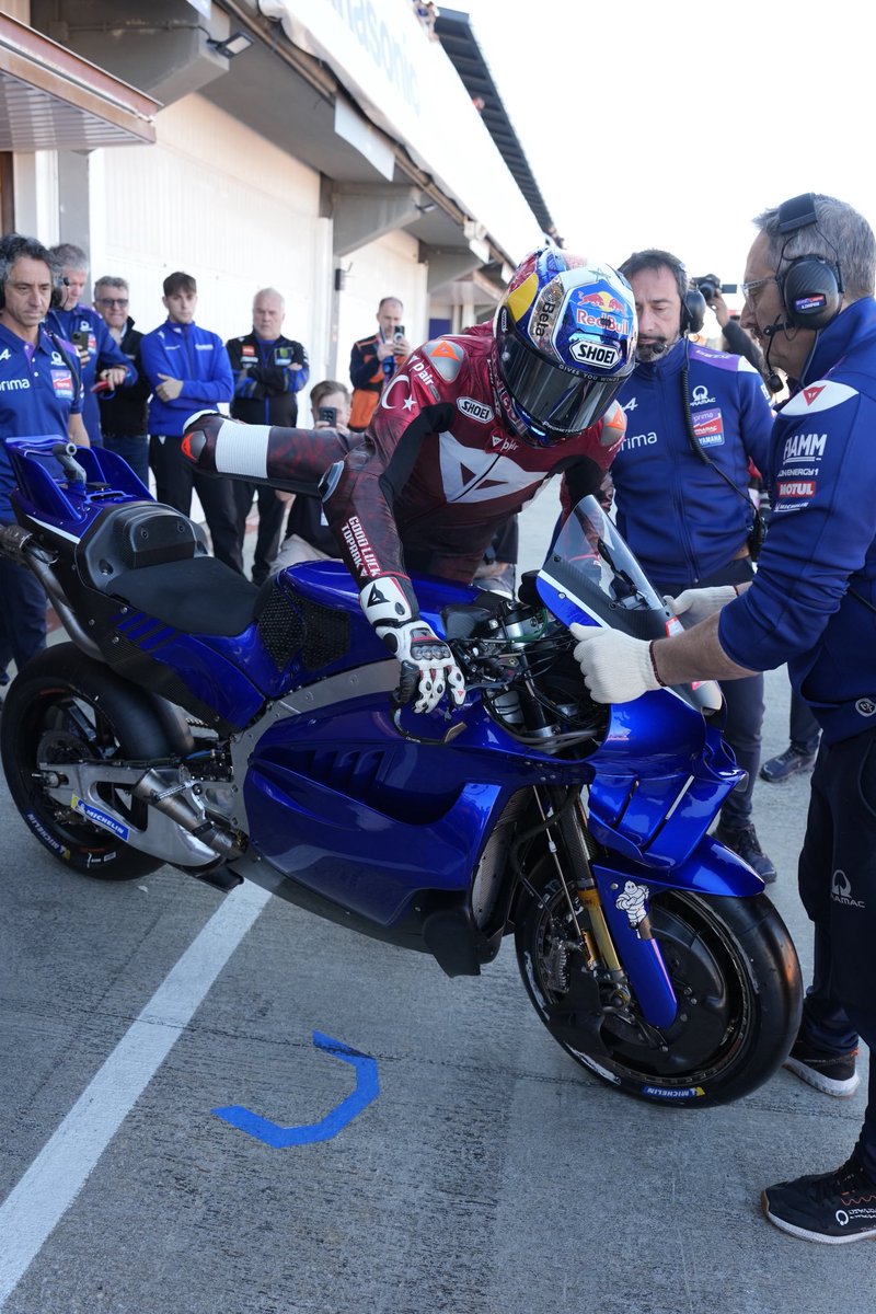 TOPRAK RAZGATLIOĞLU, YAMAHA İLE PİSTE ÇIKTI.

AN İTİBARIYLA BİR MOTOGP PİLOTUMUZ VAR. GURUR 🇹🇷🇹🇷