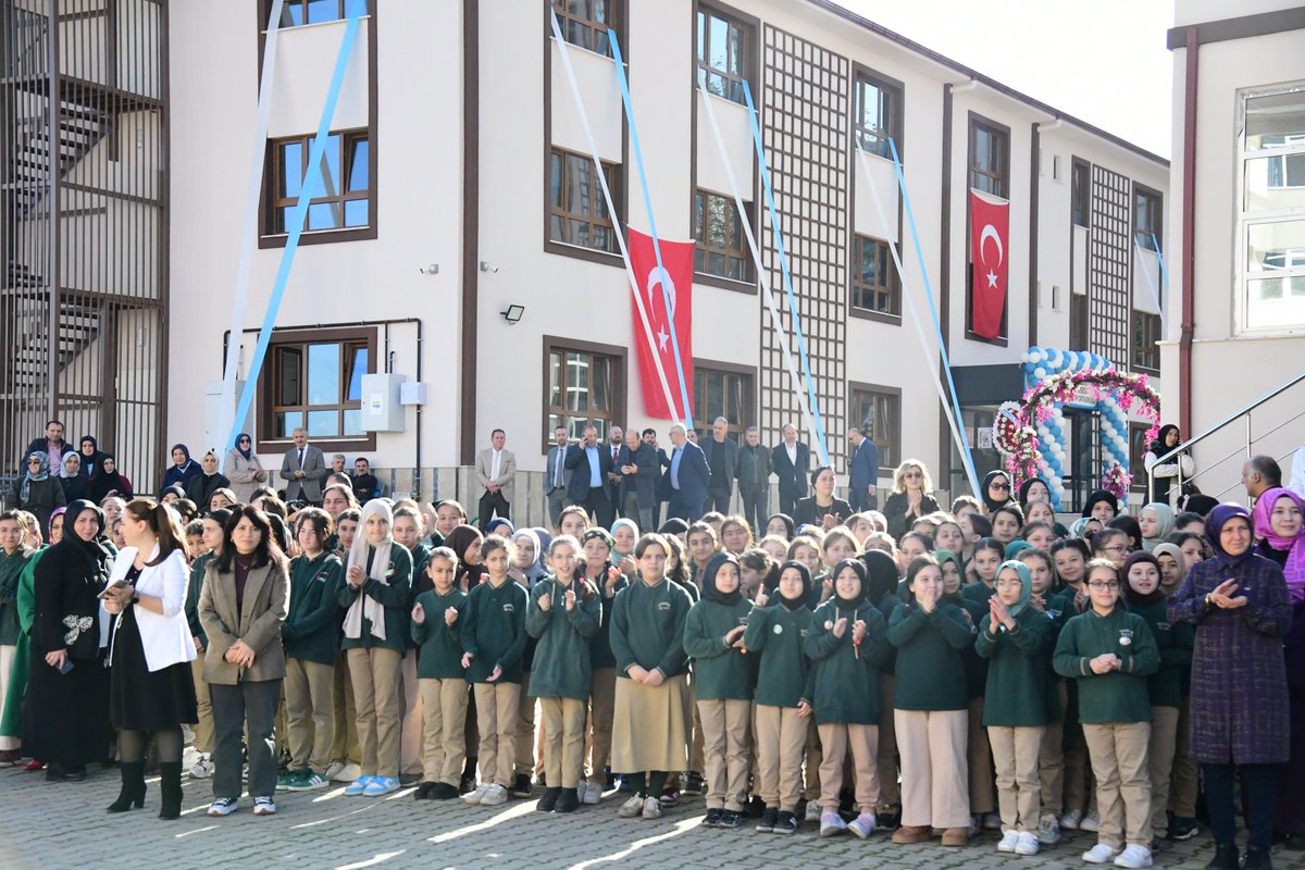 İl Millî Eğitim Müdürümüz Hasan Uygun, Ortahisar Kız Anadolu İmam Hatip Lisesi yerleşkesinde inşa edilerek eğitim öğretime açılan Fatma Sarı Kız İmam Hatip Ortaokulu açılış törenine katıldı.
<a href="/tcmeb/">Millî Eğitim Bakanlığı</a> 
<a href="/Yusuf__Tekin/">Yusuf Tekin</a> 
<a href="/hasan_uygun91/">hasan uygun</a>