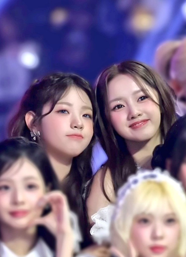 kazuka_ws's tweet photo. このオユナちゃんとエリシアの頭こつん可愛くて好き😘💓
#UNIS  #ELISIA  #YOONA https://t.co/WOrVFr8gFy