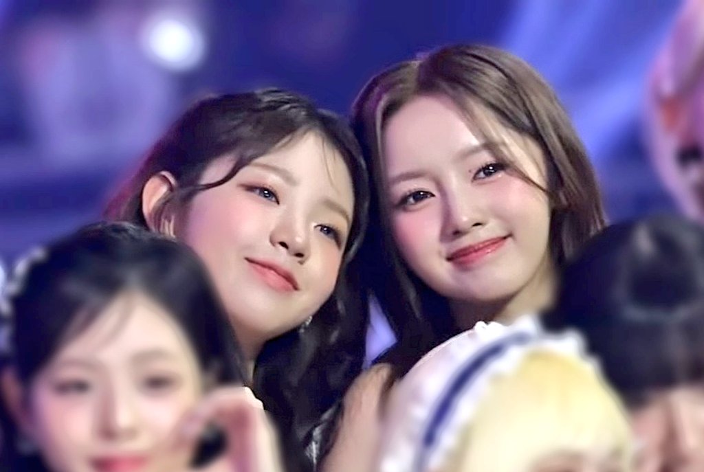 kazuka_ws's tweet photo. このオユナちゃんとエリシアの頭こつん可愛くて好き😘💓
#UNIS  #ELISIA  #YOONA https://t.co/WOrVFr8gFy