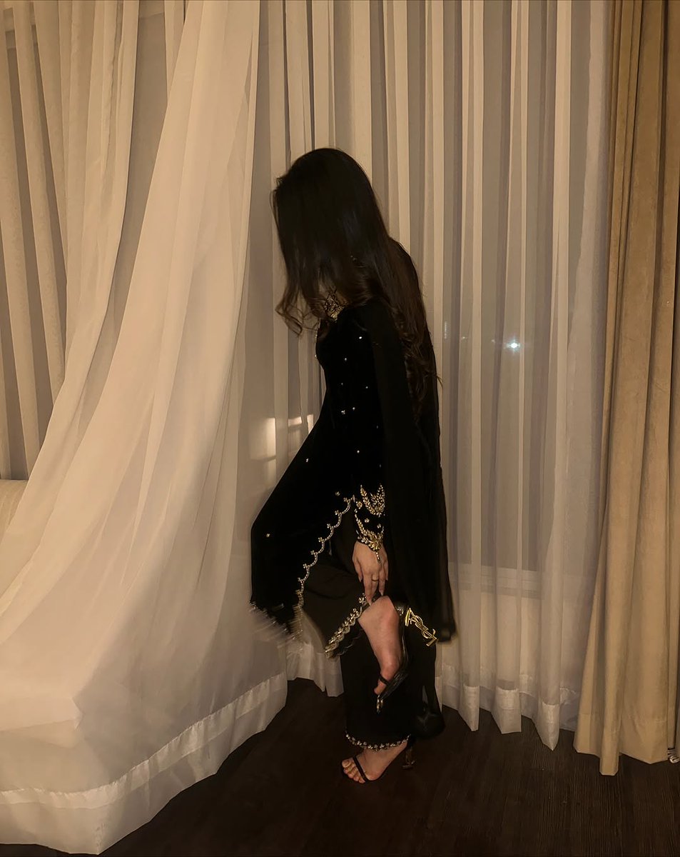 itz_Parmi's tweet image. रिश्ता लंबा तभी चलता है जब दोनों “सही होने” से ज्यादा “साथ रहने” को महत्व दें..🖤❤️