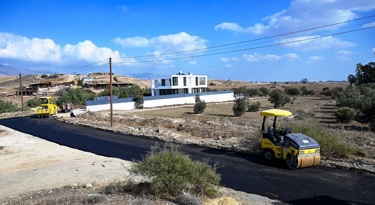 Ali Baba Sokak'ta asfaltlama çalışmaları devam ediyor.