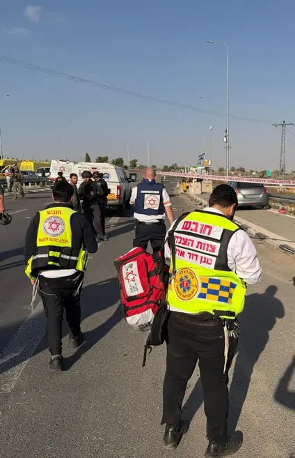 VividProwess's tweet image. Another day, another Palestinian terror attack.

Four innocent Israeli civilians were stabbed.

One died. The rest are injured.

Will the international media say a word?