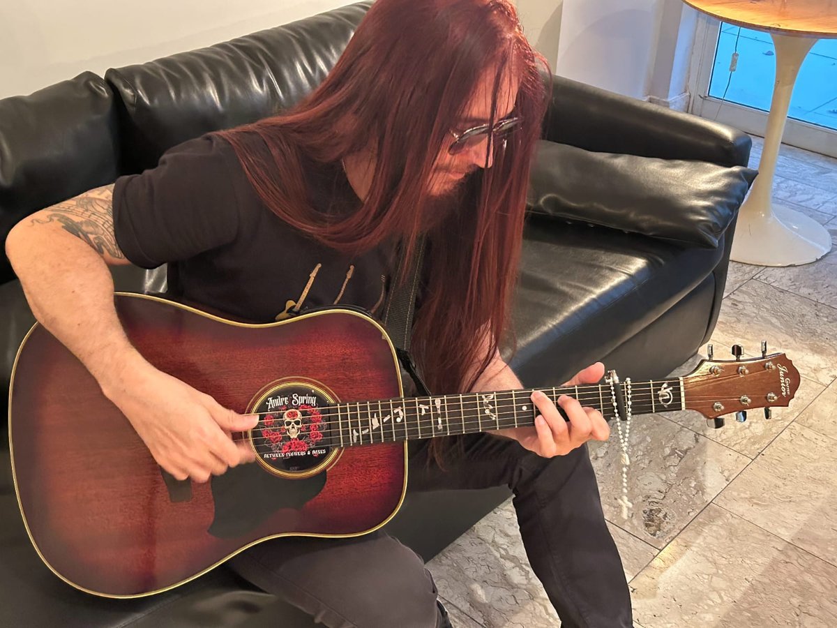 tarcisolsoares's tweet photo. https://t.co/IX3yQGID1Z 
O músico multi-instrumentista Andre Spring celebra 30 anos de carreira.
O lançamento do EP Between flowers &amp; bones trouxe mais 3 canções inéditas e uma versão do clássico "Dead flowers" dos Rolling Stones. https://t.co/oK317f6JRP